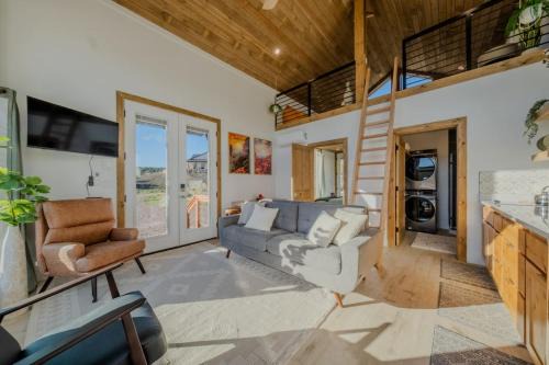 Glendale House | Stargazing Retreat with Hot Tub Deck Hammocks BBQ