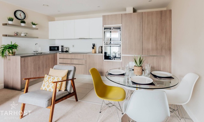 Guildford Apartment | StarHost Residences | Modern Spacious 2 Bed Apartment in the Centre of Guildford
