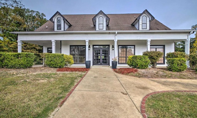 Starkville House | Starkvegas Clubhouse about 2 Mi to MSU Campus!