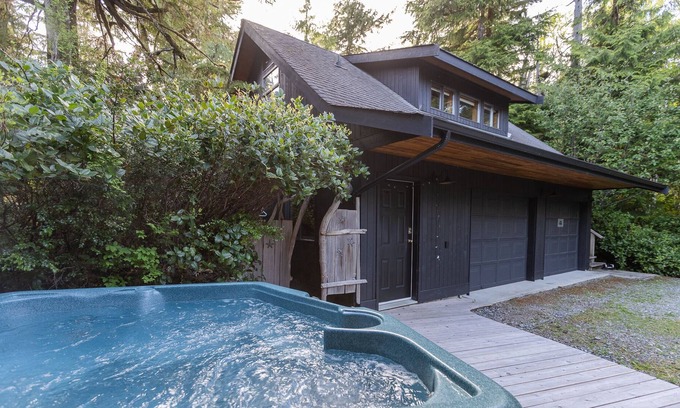 Tofino Apartment | Starlight Nestled in the Forest with a Hot Tub!