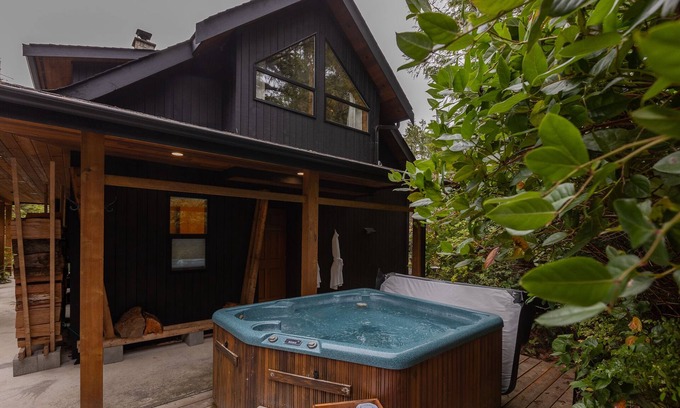 Tofino House | Starlight Retreat-Hot Tub, OD Shower, Cold Plunge!