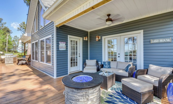 Dewy Rose House | Starr Rental on Lake Hartwell: Deck & Water View!