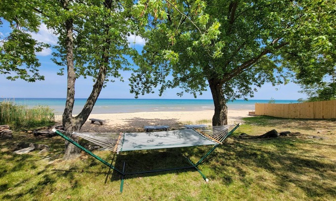 Northeastern Michigan Cottage | Starry Nights - Cozy Cottage on beautiful Lake Huron in Oscoda, MI