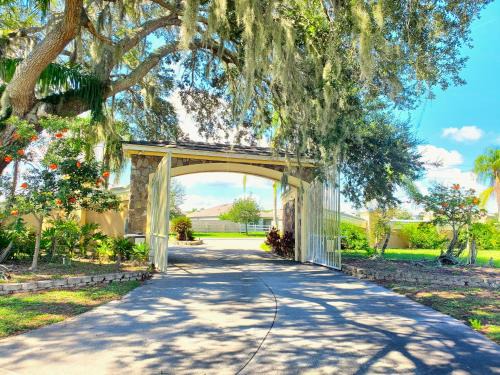 Kissimmee Villa | Stars Manor-Disney-Universal-Pool-22people