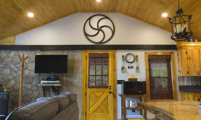 Limerick House | START VACATION on FRIDAY ~ Lakeside Cottage, private beach, hot tub, and more!