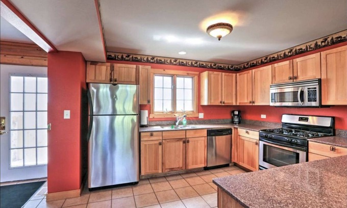 Oglesby House | Starved Rock Cabin, Sleeps 14!