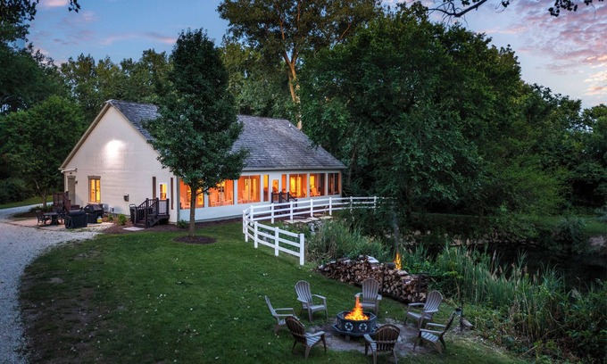 Ottawa House | Starved Rock Retreat - Private, Gated Entrance, 5 min from State Parks!