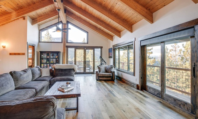 Tahoe Village Cabin | Stateline Mountain Cabin: 3 Mi to Heavenly Resort