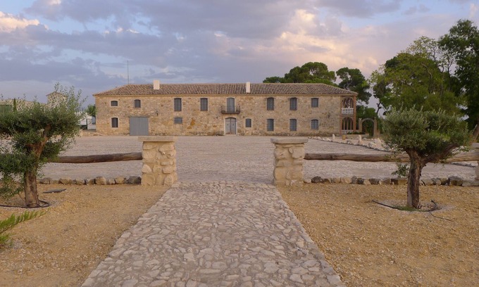 Torredonjimeno Cottage | Stately farmhouse in the heart of the Andalusian olive grove.