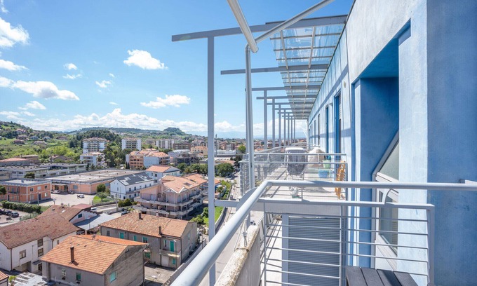Pineta Apartment | Station Court & University Bright Apartment