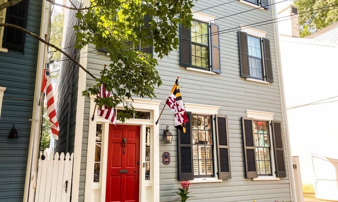 Historic District House | Stay at Lux Red Door Gem with 3 Parking Spots