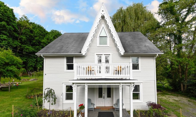Cornwall-on-Hudson House | Stay at Sparrow House: A Cozy, Waterfront Retreat in the Hudson Valley