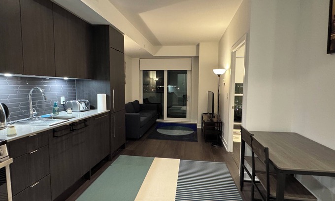 Downtown Mississauga Apartment | Stay at the Center of Square One