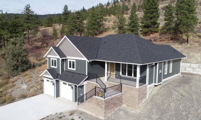 Merritt House | Stay at the Peregrine Lookout.Pet free, and fully climate controlled view home.