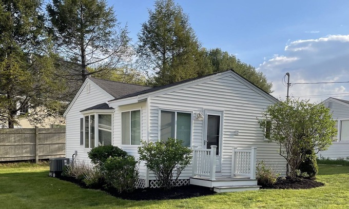 Ogunquit House | Stay at The Salt Life! Pristine, Quintessential Maine Sleeps 4-6 Walk To Beach