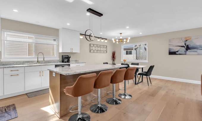 Streamwood House | Stay Awhile! Spacious Home w/All You Need