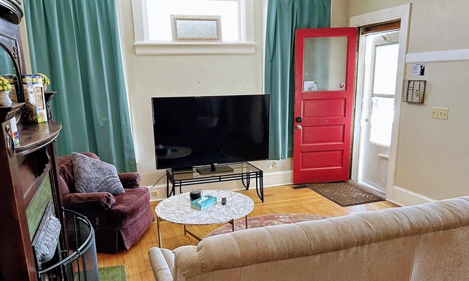 Dundee-Happy Hollow Historic District Apartment | Stay Classy @ 1Queen2Full - Heart of Omaha - Dundee Neighborhood - Private Porch