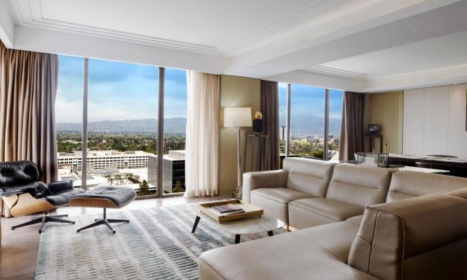 Universal City House | Stay close to the park at our Universal Hollywood hotel