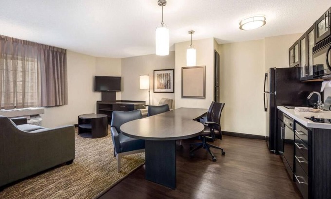 Libertyville House | Stay in Style at this Hotel: Your Home in Chicago's Suburbs! 2 Family-friendly Suites!