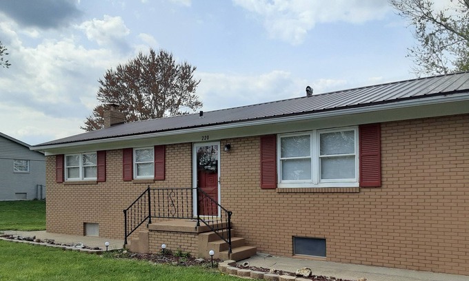 Somerset House | Stay in this Cozy Nest while you boat, fish, shop, or just enjoy Lake Cumberland