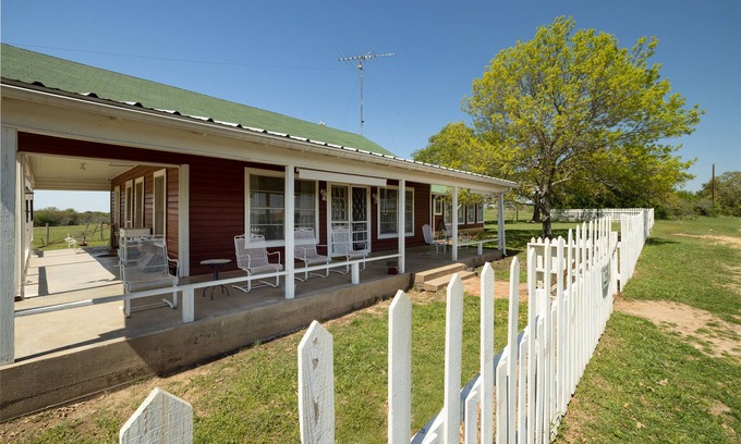 Dennis House | Stay on a 350-acre Cattle Ranch! Brazos River! Tubing! Petting zoo!