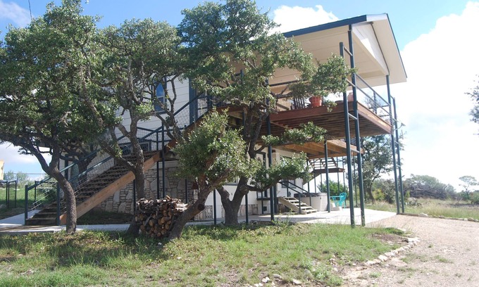 Harper House | Stay on a ranch in the Texas Hill Country relax and visit nearby wine country!