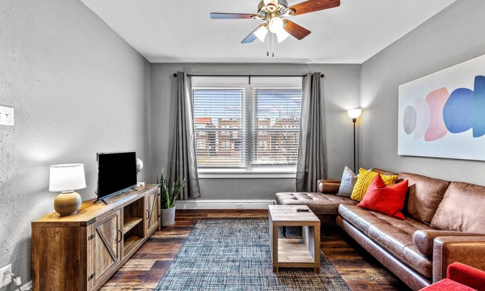 The Southampton Apartment | Stay STL*Long Term Stays*Private Balcony*Pets
