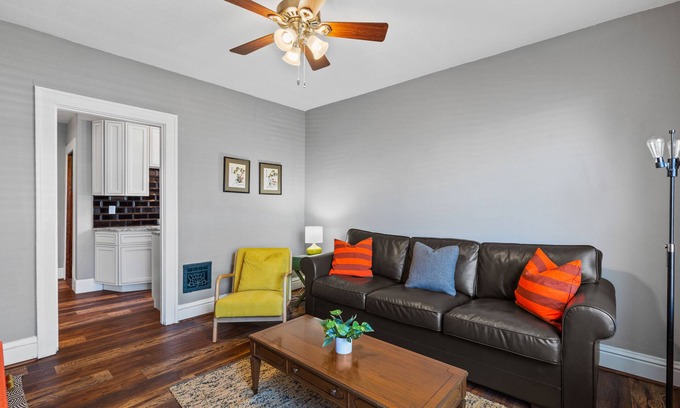 The Southampton Apartment | Stay STL*Long Term Stays*Private Balcony*Pets