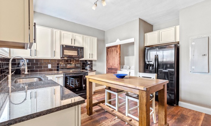 St. Louis Apartment | Stay STL-Spacious 3BR-Off Street Parking-Pets-W/D