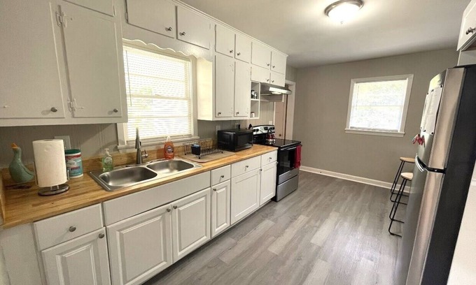New Castle House | Stay @ The Springhill- Remodeled - 15 Minutes to DT