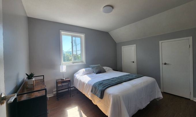 Cornwall Apartment | Stay Together: 2 Cozy Apartments