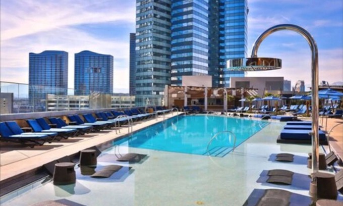 Las Vegas Strip Condo | Stay together on the strip - 6 comfy beds w/view!