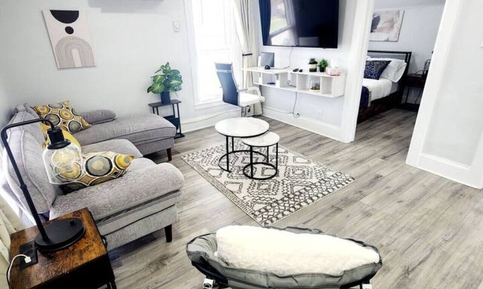 Walkerville Apartment | Stay Windsor - Central/parking