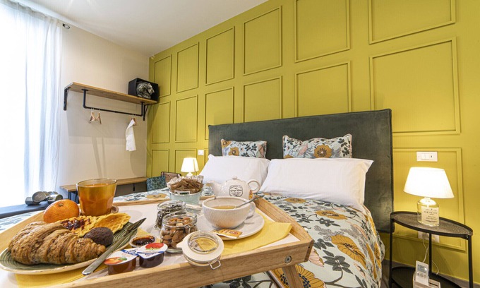 Pescara Bed & Breakfast | Stay with Comfort Double room with en suite bathroom and balcony.