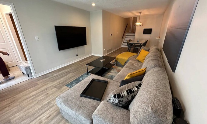 Clarkson-Lorne Park Apartment | Stay with Jain | Private Room #1