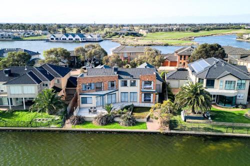 Sanctuary Lakes House | StayAU 6BR Deluxe Lakeview House Point Cook