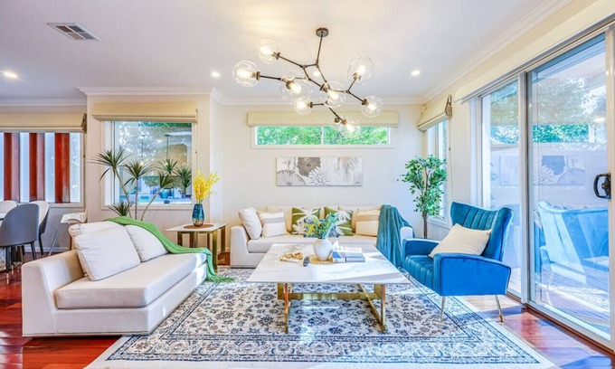 Pakenham House | StayAU Pakenham Townhouse with Lakeview