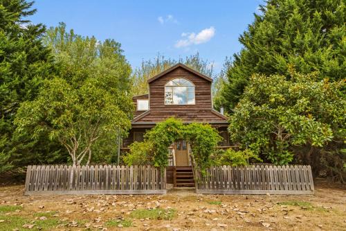 Badger Creek House | StayAU The Loft 1BR Rustic Picturesque Cottage