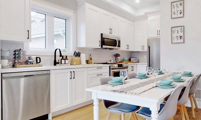 McQuesten West House | Staycation+Clean+3 bed+Parking+King Bd+Wi-Fi