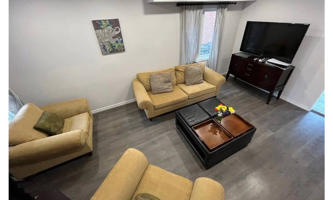 Winona House | Staycation StoneyCreek- 3Bdrm-Hotub-BBQ-Lakeside-