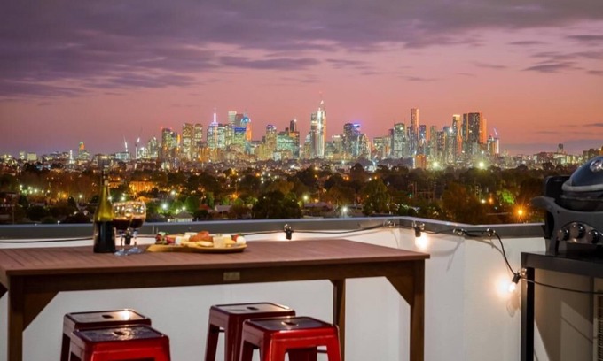 Northcote Apartment | StayCentral - Northcote Townhouse with Study - Campbell Grove, Northcote - 2 Bedrooms, 3 Beds, 2 Bathrooms, 1 secure undercover parking spot.