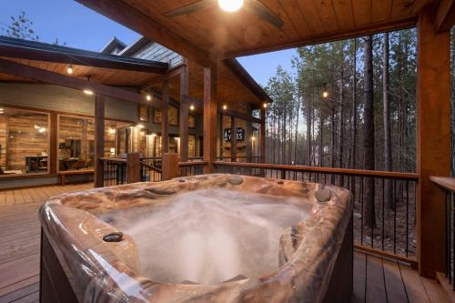 Pickens House | Stayhocha PICKLEBALL HotTub Sauna Game Bunk Rm