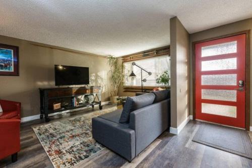 Boise Bench House | #StayInMyDistrict Eclectic Boise Townhouse near St Als