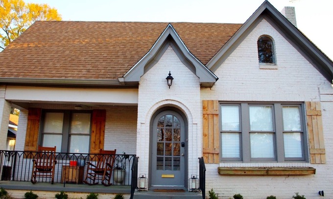 Marshall House | Stayover Tudor Home - Walking Distance to Hospital and Downtown!
