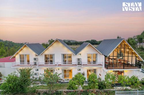 Bullawala Villa | StayVista at SilverSpring Cottage with Valley View & Bonfire