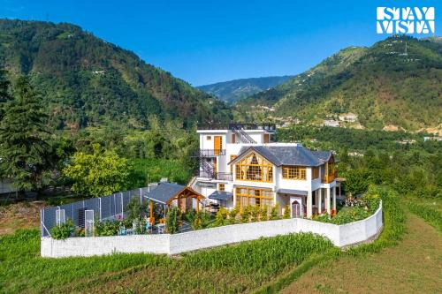 Chamba Villa | StayVista at The Oakridge Lavish 4 BHK villa in Dharamshala with Jacuzzi