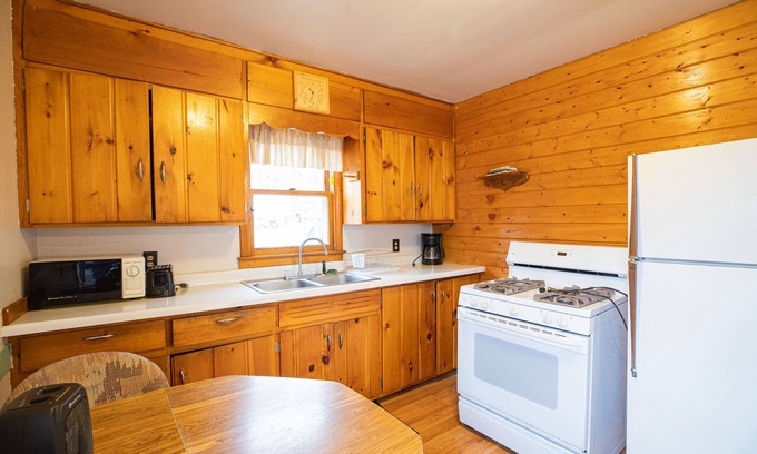 Walker Cabin | Steamboat Bay Resort Cabin 3 - small family cabin