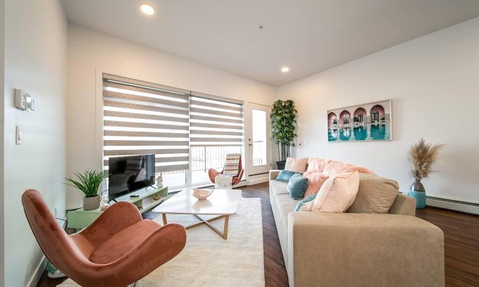 West Edmonton Apartment | Steamy Romantic Greek Corneer Suite King U/G Wifi