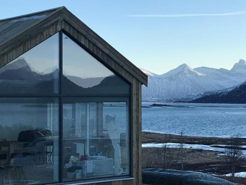 Rossoya Cabin | Steigen Lodge Sjøhytter
