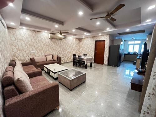 South West Apartment | Stella Homestay- Near Yashobhoomi